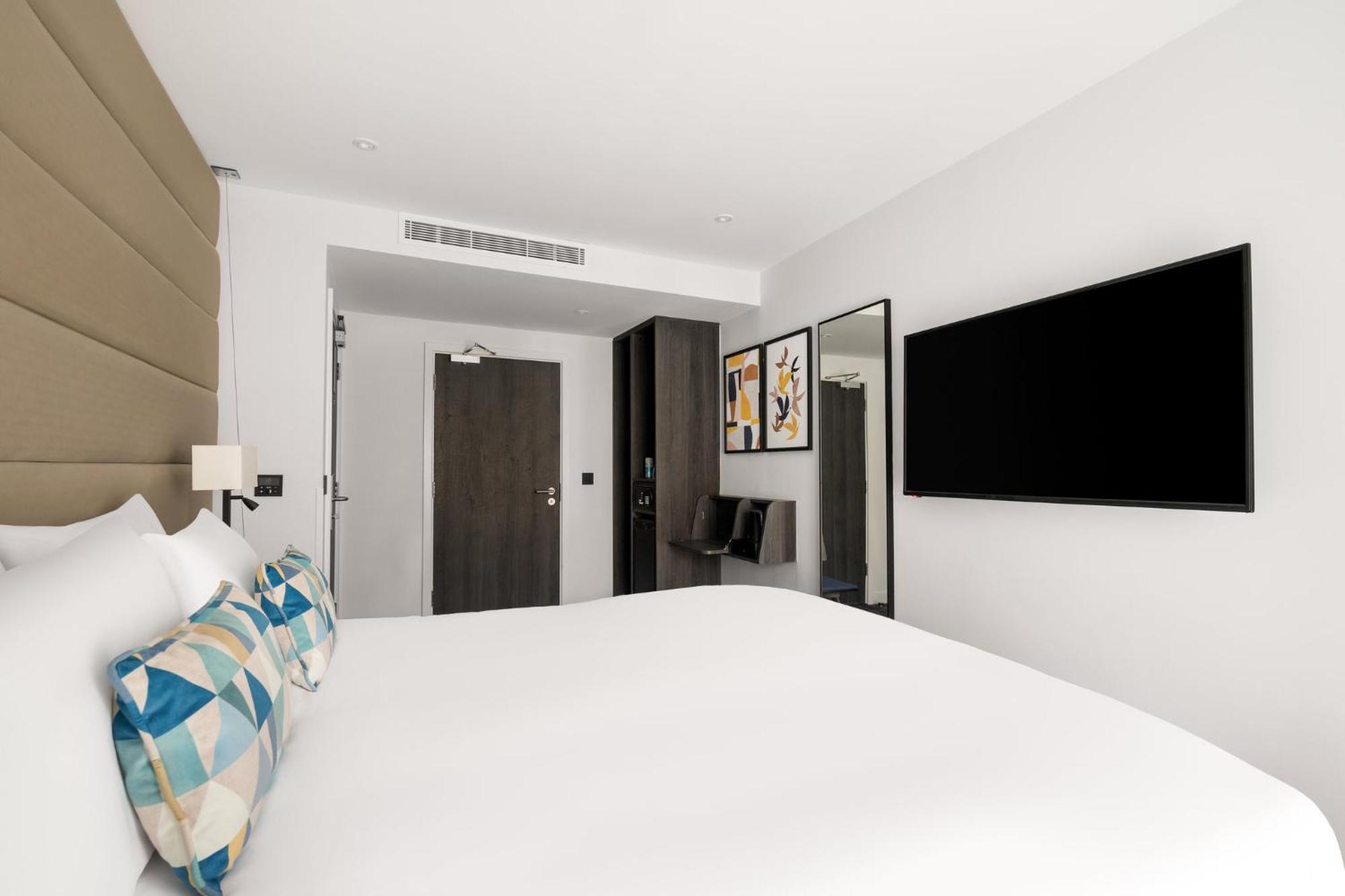 Premium Queen Room - Windowless