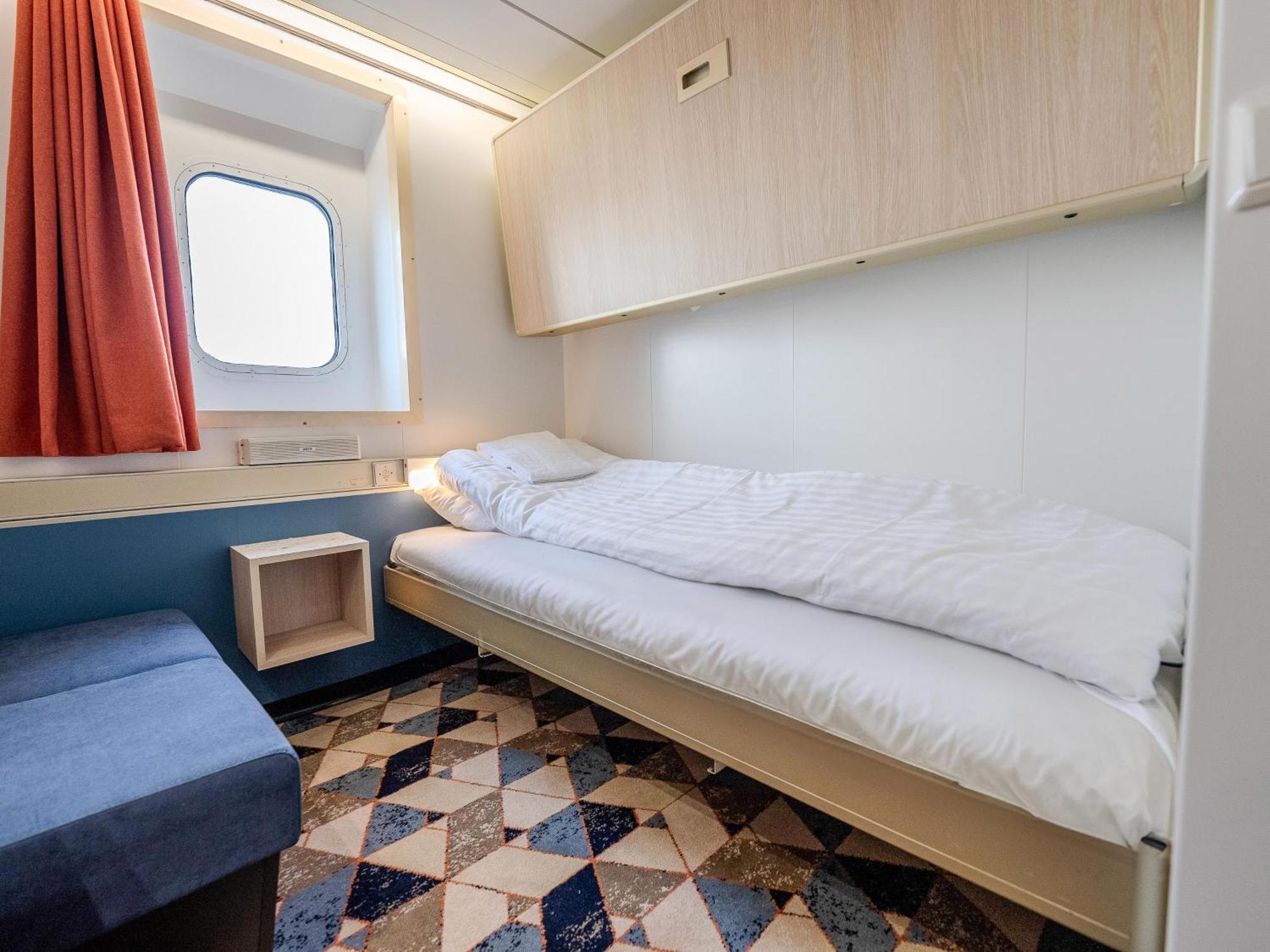 Standard 2-bed bunk cabin with sea view