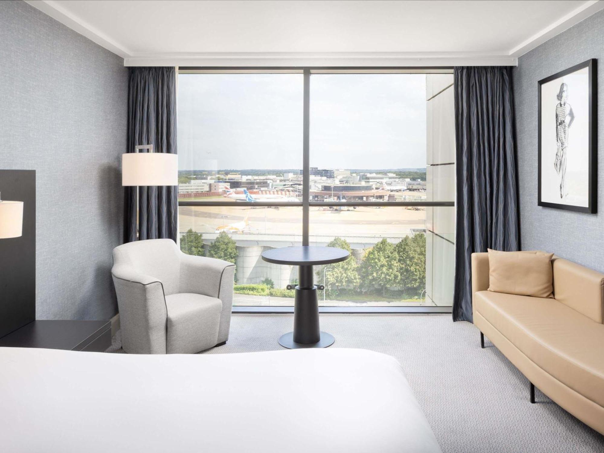 Superior Queen Room Runway View