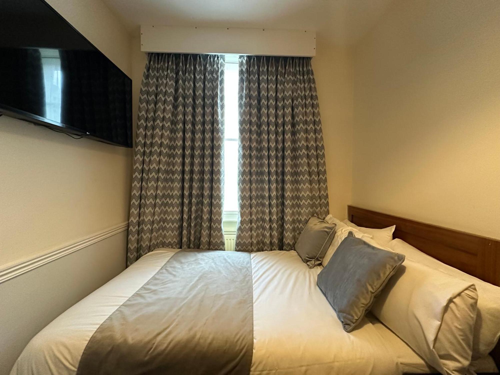 Queen Room,1739373128:JPEG
