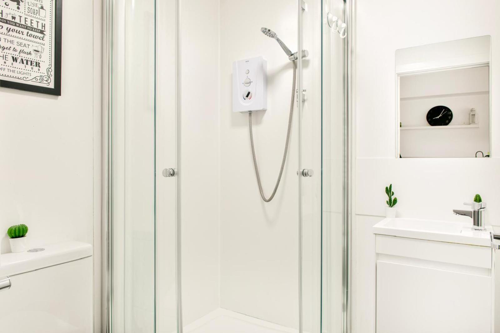 Deluxe Double Room Shower,1739774152:JPEG