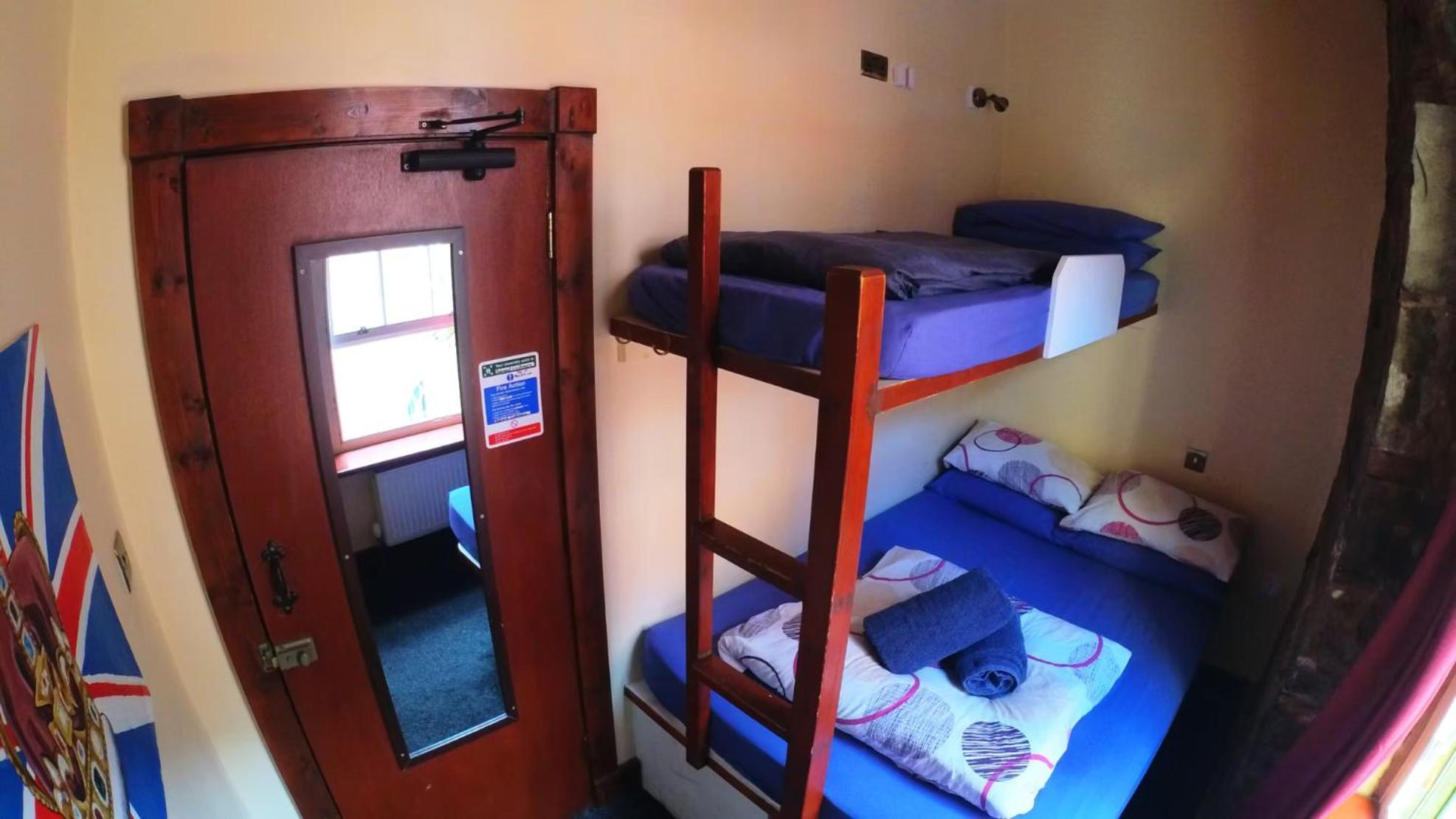 Quarto Standard com 2 Camas de Solteiro e Banheiro Compartilhado