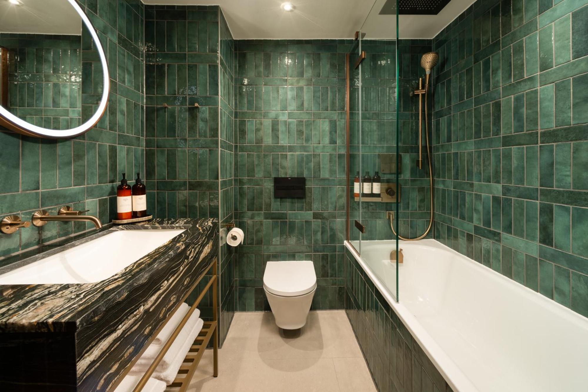EXPLORE + BALCONY King (with complimentary minibar)
