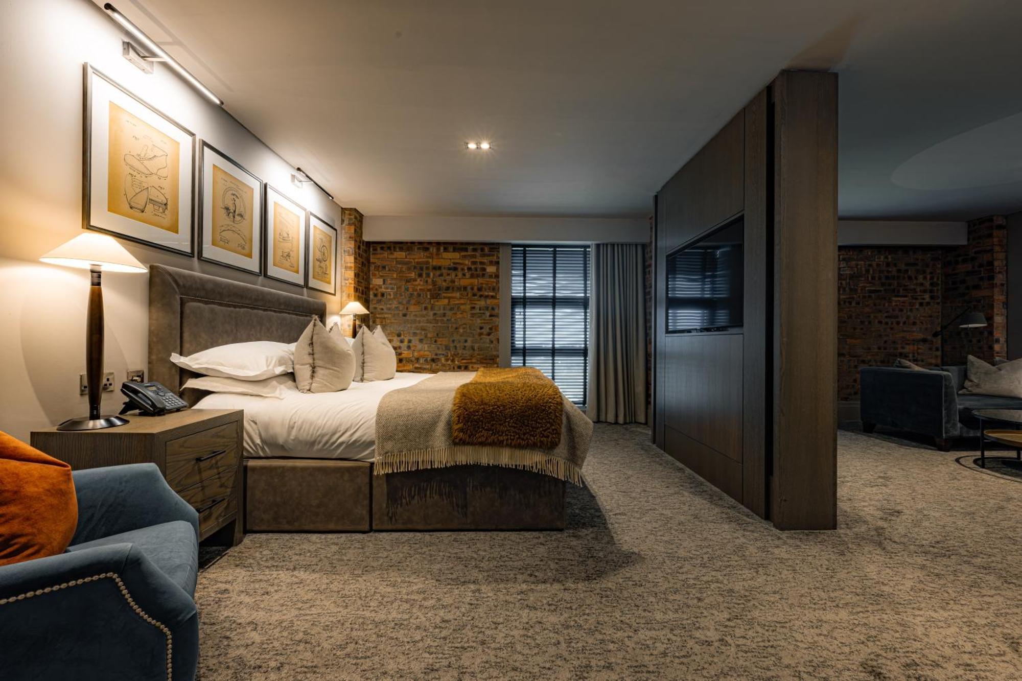 Signature Suite,1756433232:JPEG