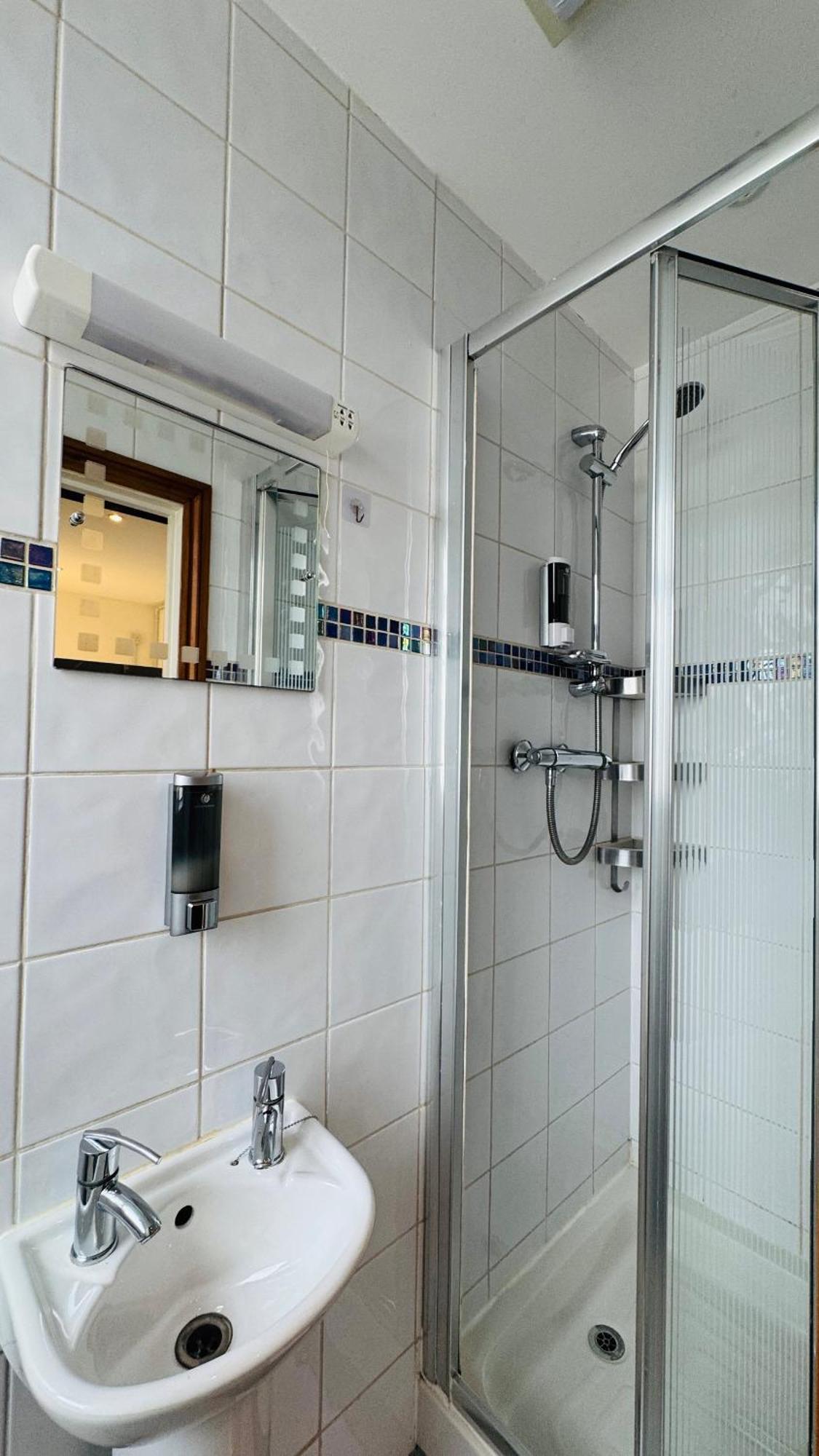 Budget Twin Room with Shared Bathroom,1756518464:JPEG