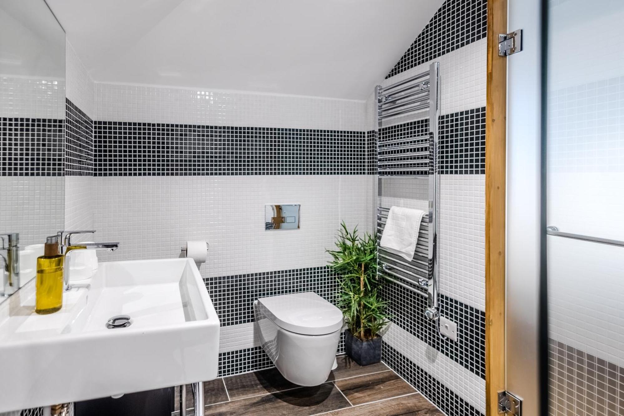 Family Room,1758261263:JPEG