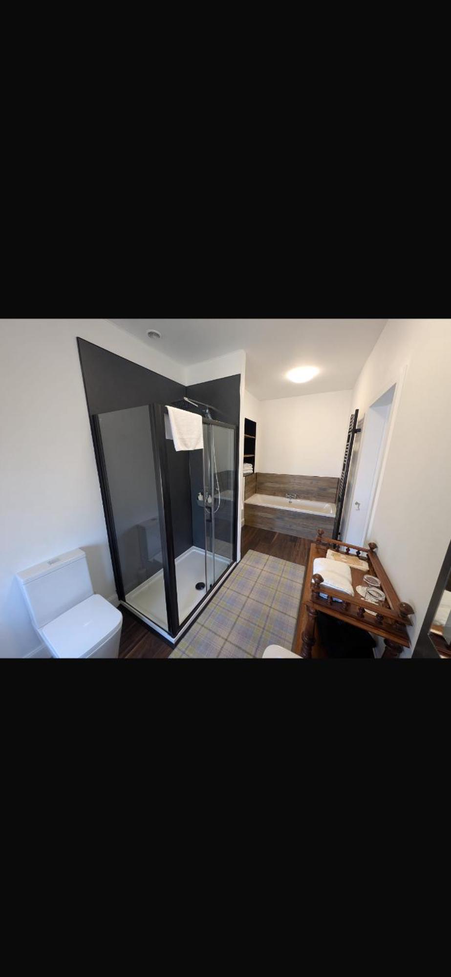 Habitación con cama extragrande.