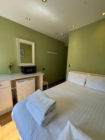 Deluxe Double Room Shower,1765767031:JPEG