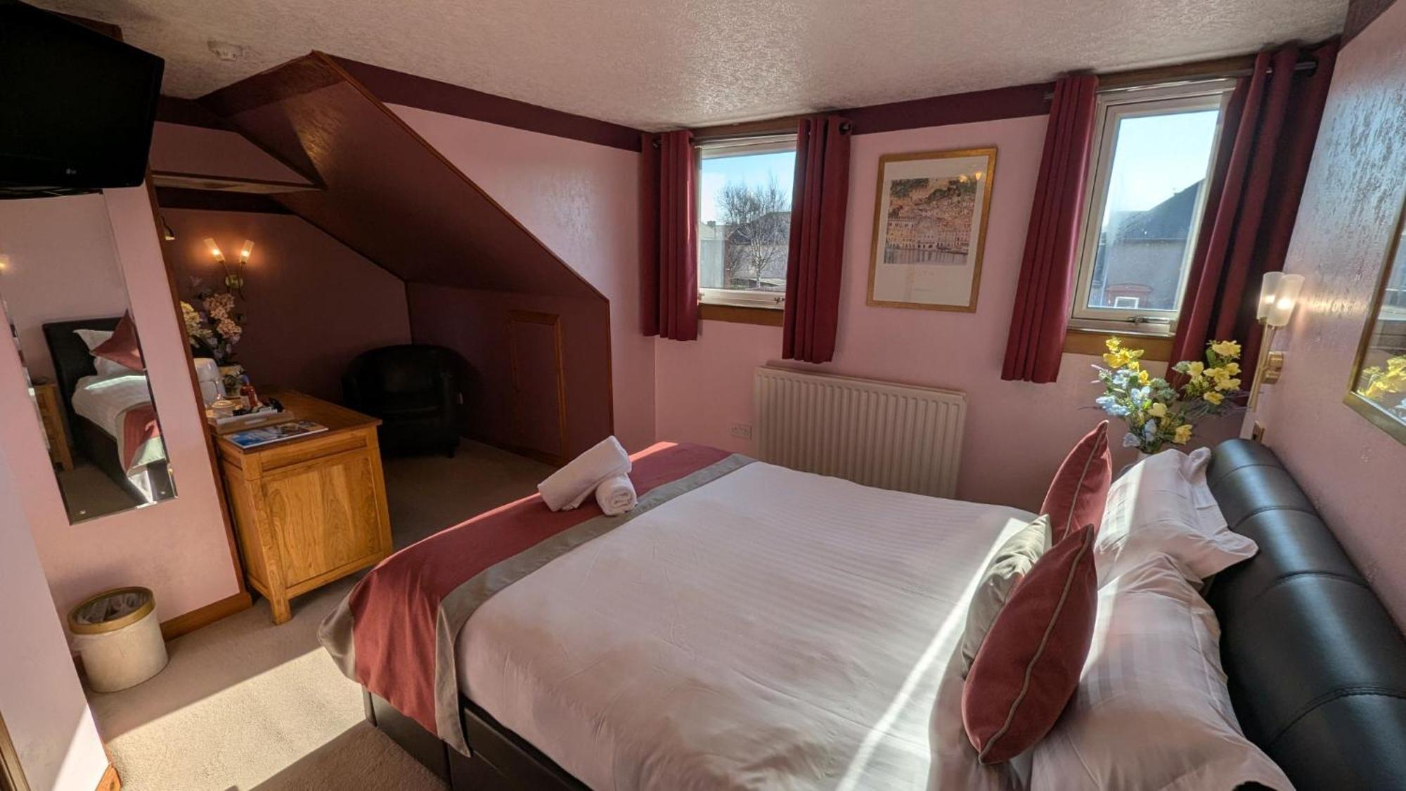 Zimmer mit Kingsize-Bett