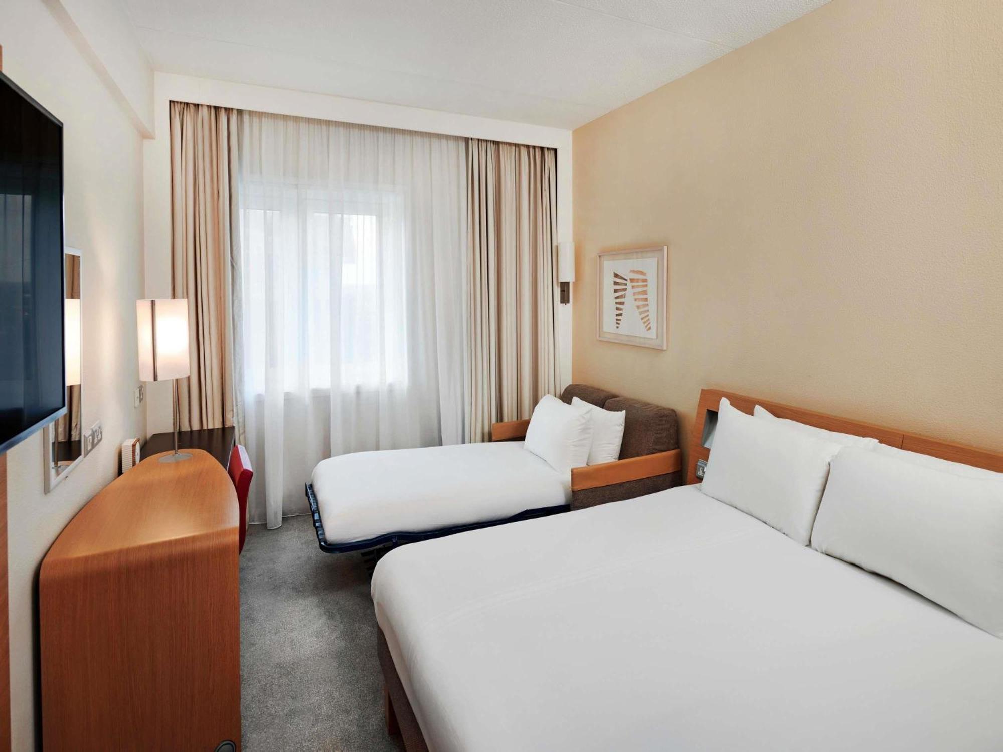 Quarto Queen Executivo com Sofá-Cama