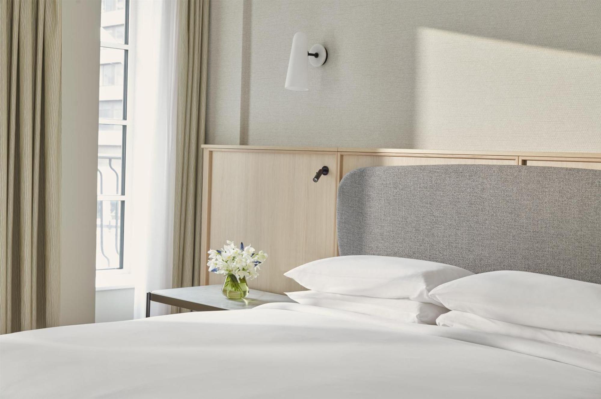 Kamer met Kingsize Bed en Rolstoeltoegankelijke Douche - Geschikt voor Gasten met een LIchamelijke Beperking