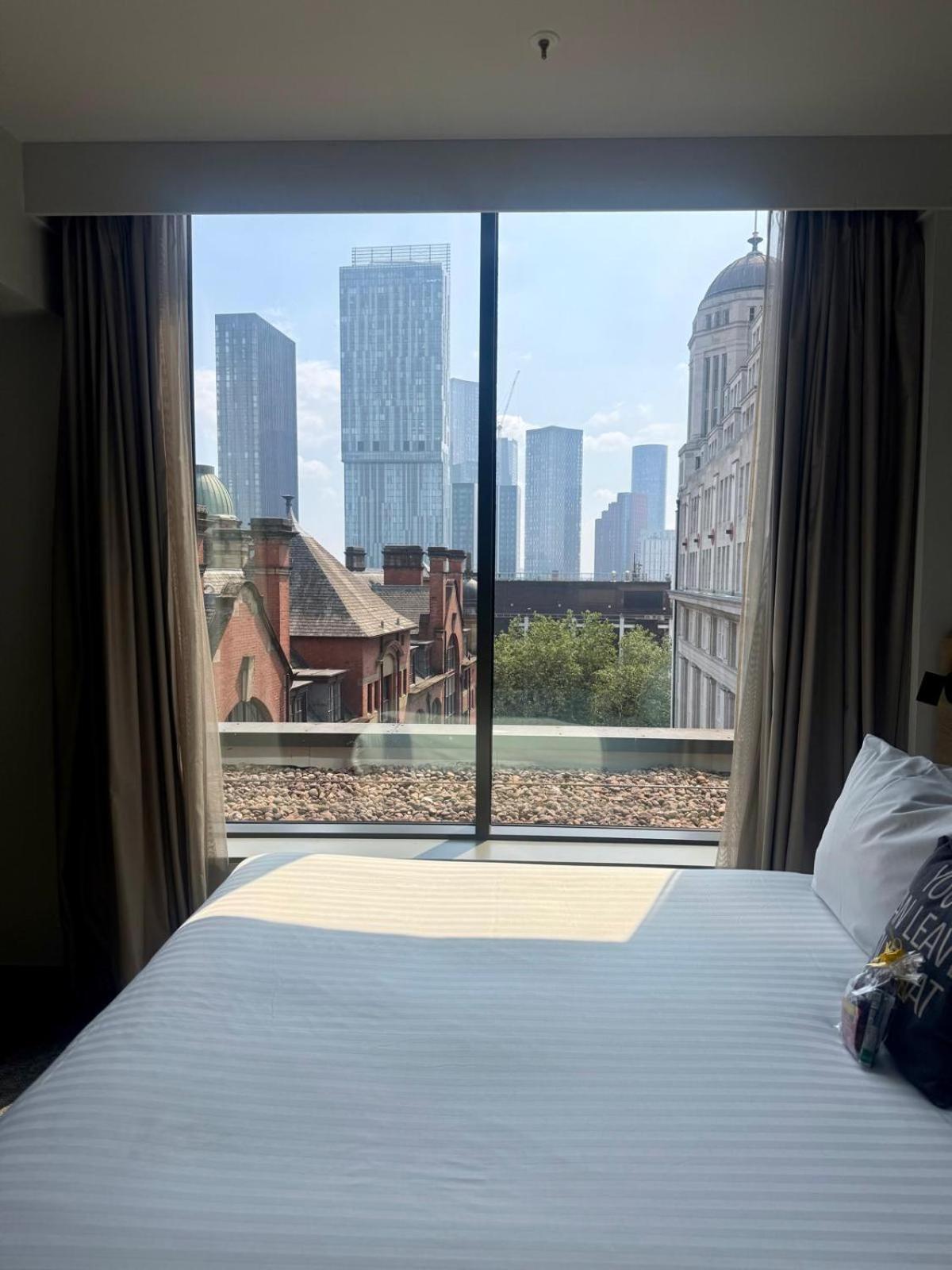 Kamer met Kingsize Bed en Uitzicht op de Stad