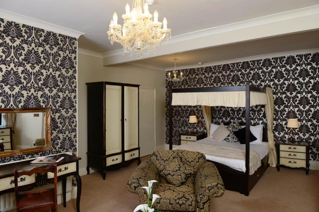 Suite With Four Poster Bed,19546964:JPEG