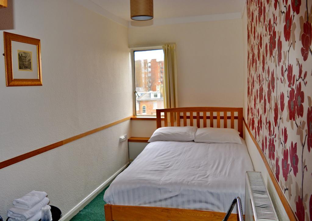 Quarto Duplo com Banheiro Compartilhado
