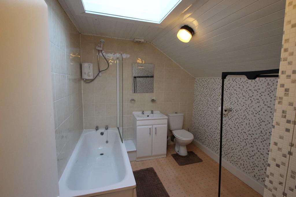 Basic Triple Room with Shared Bathroom