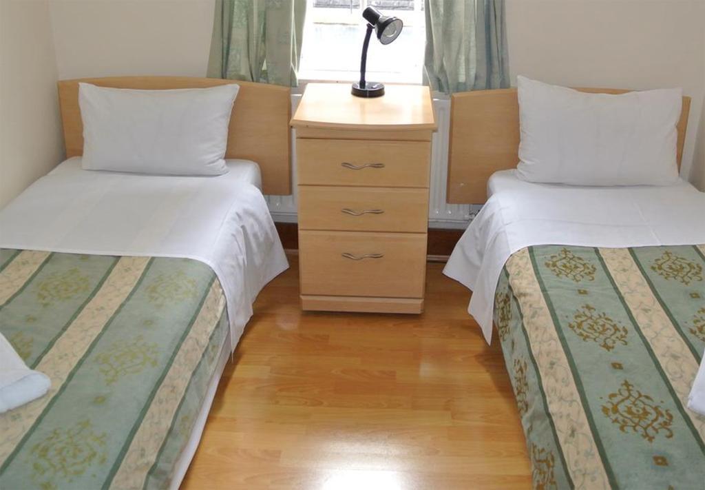 Quarto com 2 Camas de Solteiro e Banheiro Compartilhado