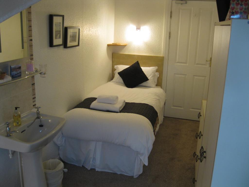 Standard Single Room,235996613:JPEG