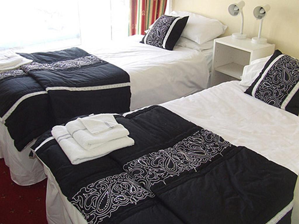 Twin Room with Shower