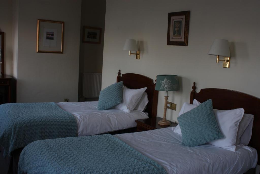 Zimmer mit Kingsize-Bett und Meerblick
