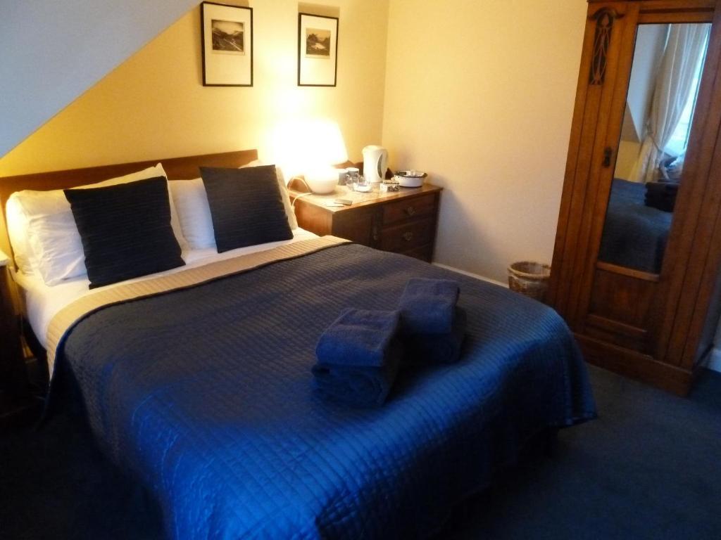 Family Room (2 Adults + 1 Child),28117814:JPEG