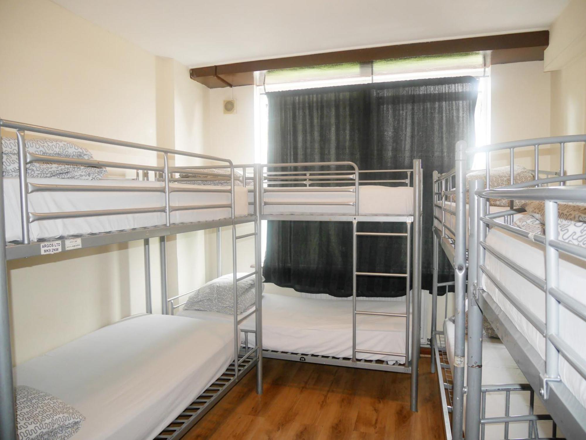 Cama em Dormitório Misto com 8 Camas