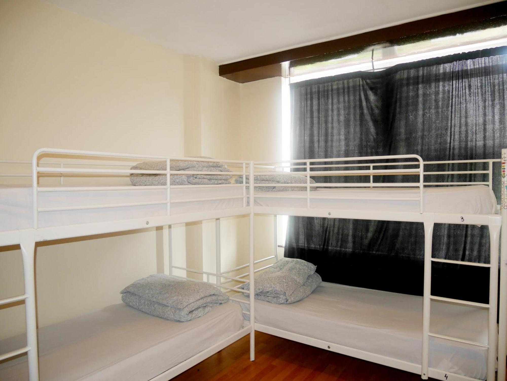 1 Cama em Dormitório Misto de 4 Camas