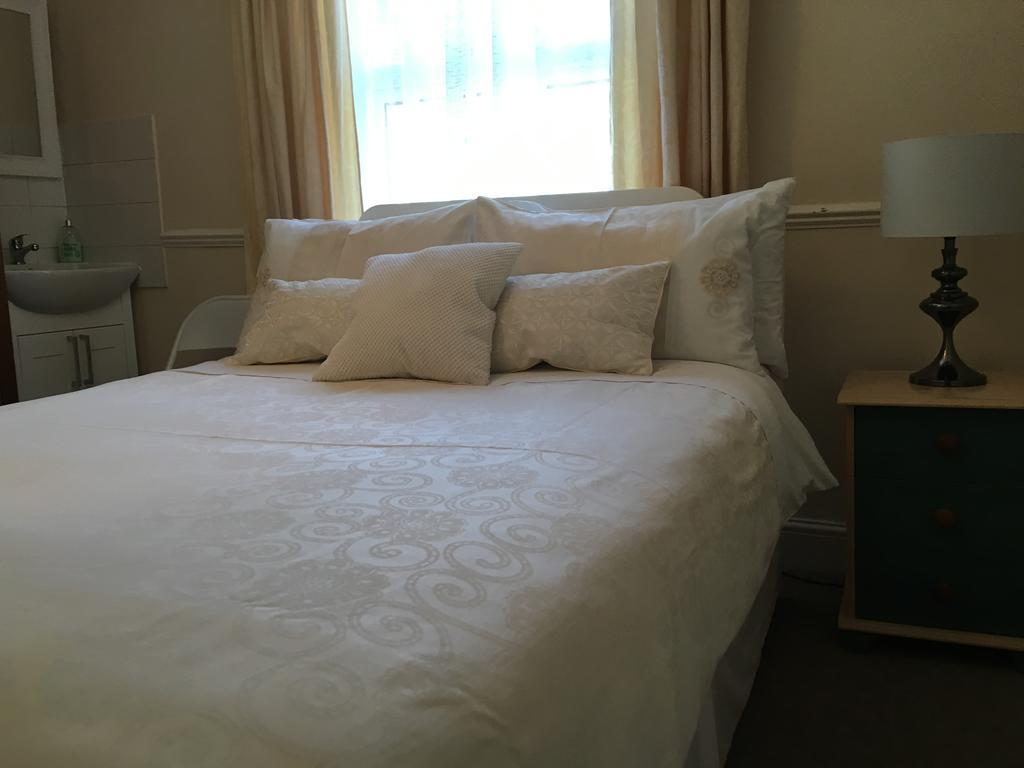 Double Room with Shower,371457781:JPEG