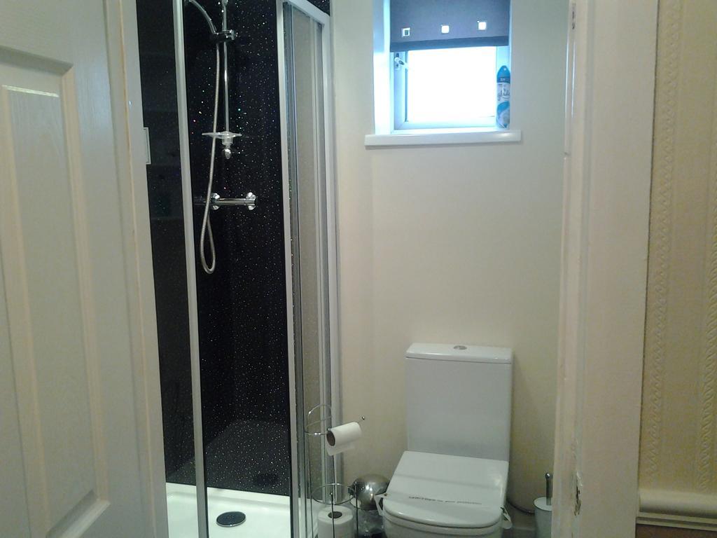 Small Double Room with Private External Bathroom,1349859034:JPEG