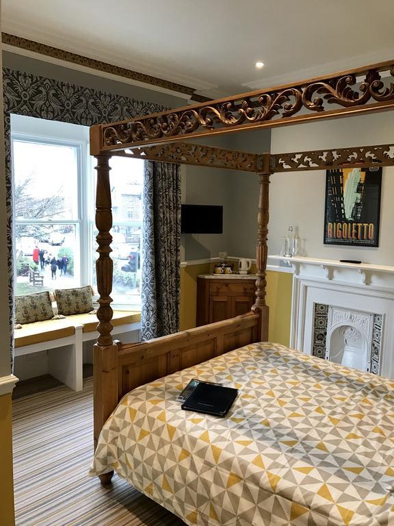 Habitación con cama doble grande con dosel