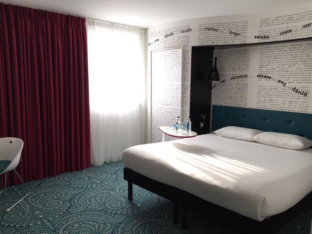 Habitación con cama grande