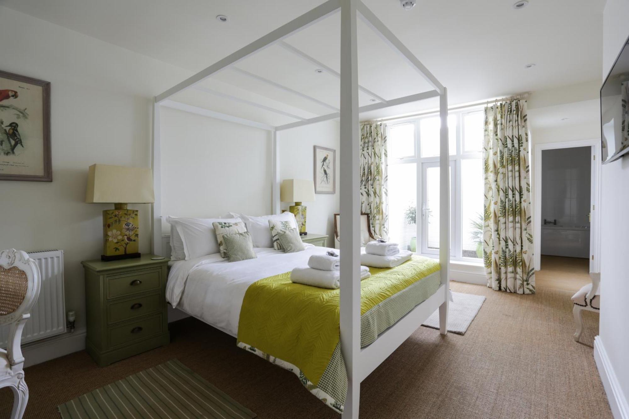 Small King Room,398371971:JPEG