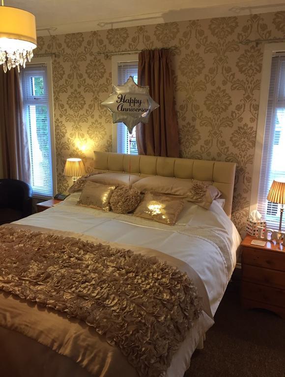 Habitación con cama extragrande.