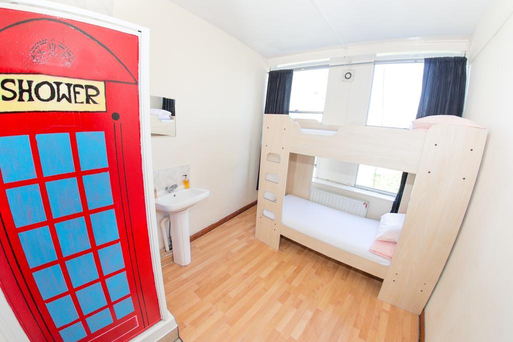 Quarto Standard com 2 Camas de Solteiro e Banheiro Compartilhado