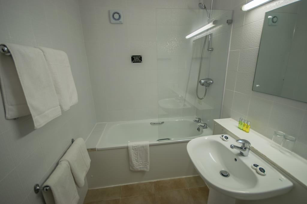 Standard Single Room,402376212:JPEG