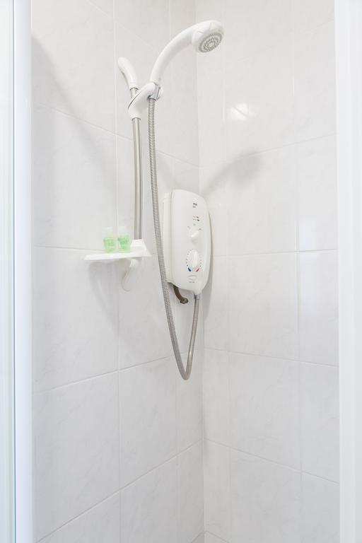 Chambre Simple avec Toilettes et Douche Communes