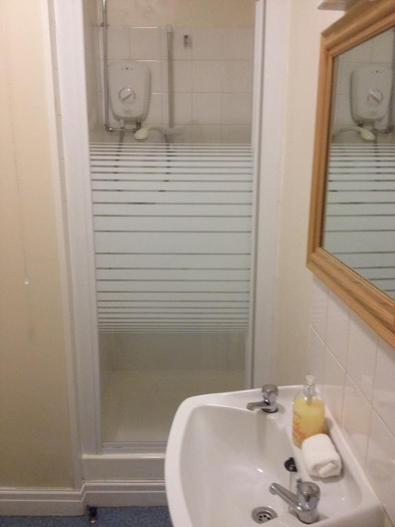 Chambre Lits Jumeaux avec Salle de Bains Commune