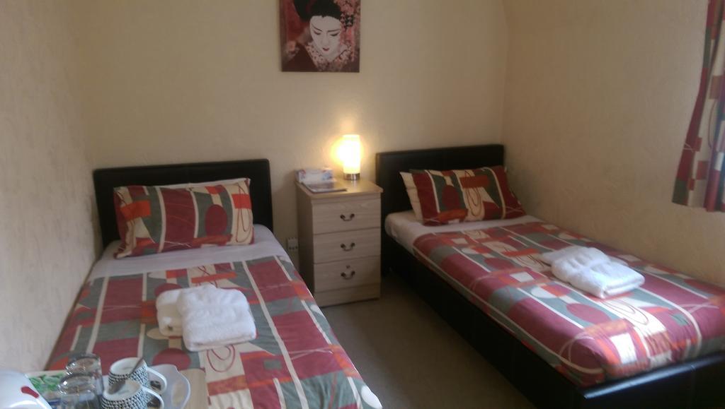 Zweibettzimmer mit Dusche