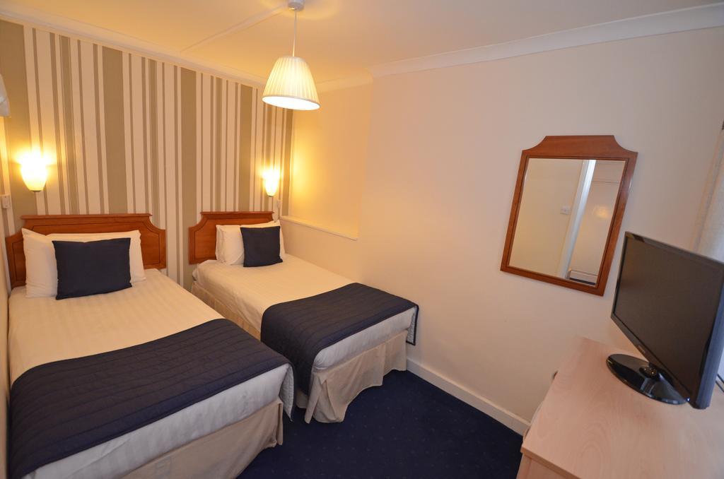 Family Room with Private Bathroom,1215317695:JPEG