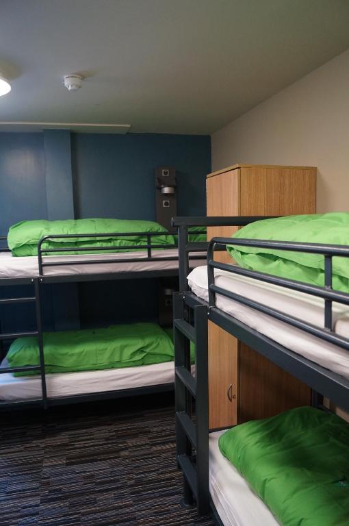 1 Slaapplaats in een Stapelbed in Slaapzaal voor Heren met Gedeelde Badkamer