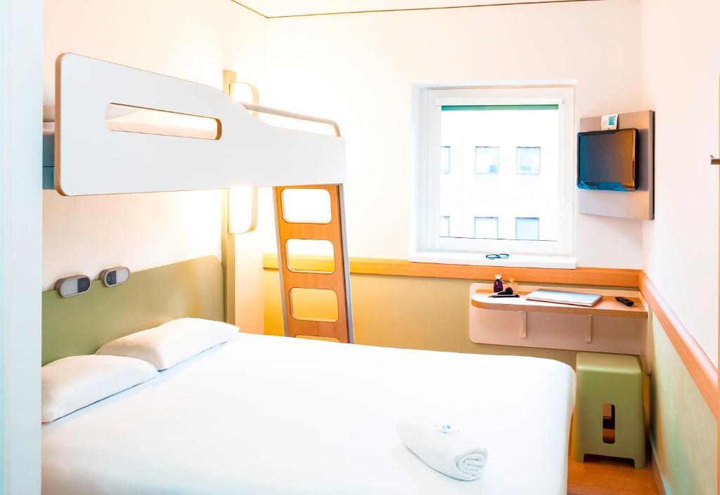 Triple Room with One Double Bed and One Bunk Bed,821714510:JPEG