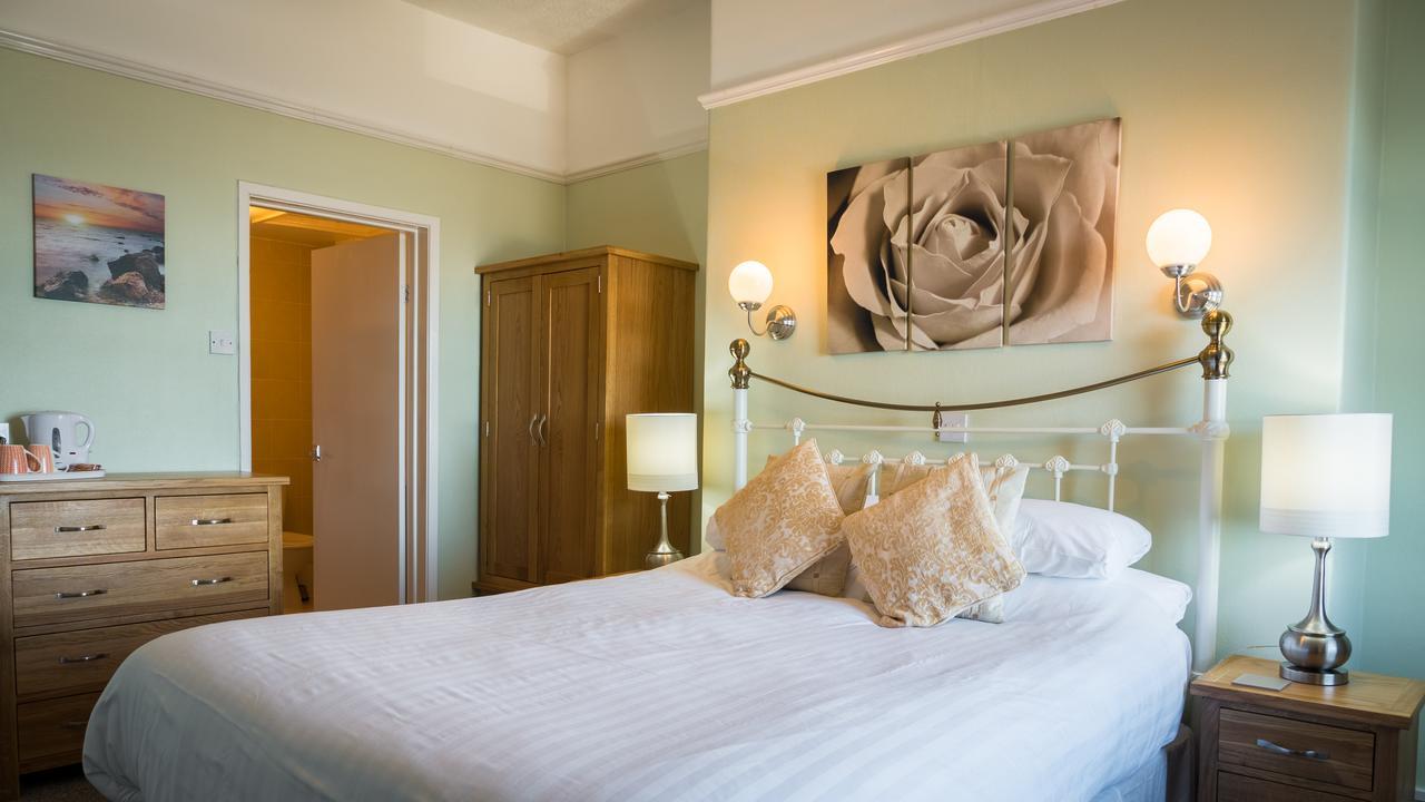 Habitación con cama extragrande y vistas al mar