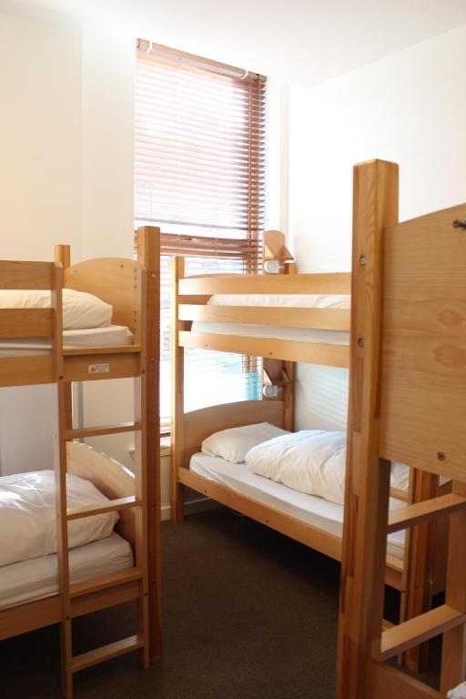 Cama en habitación compartida femenina de 6 camas