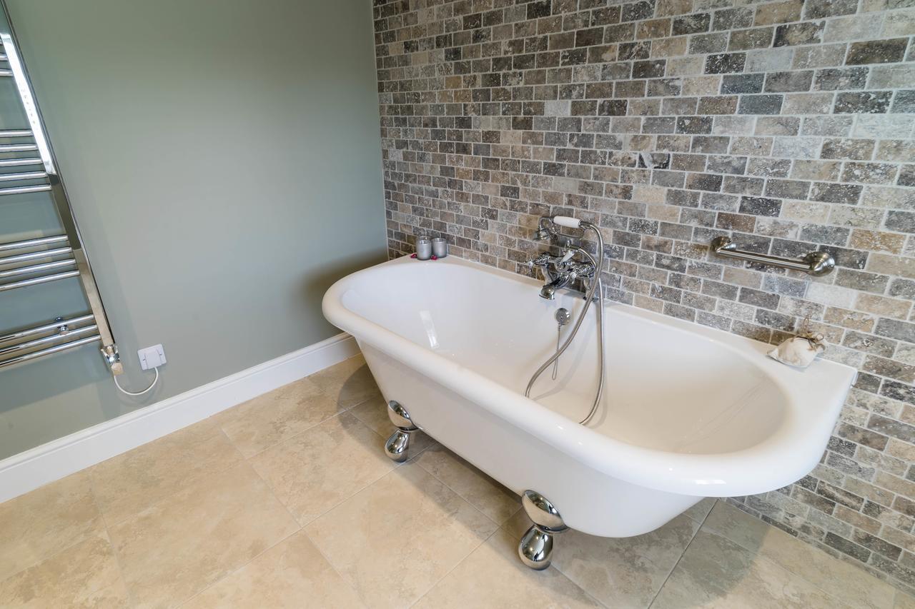 Deluxe Double Room Bath,647254929:JPEG
