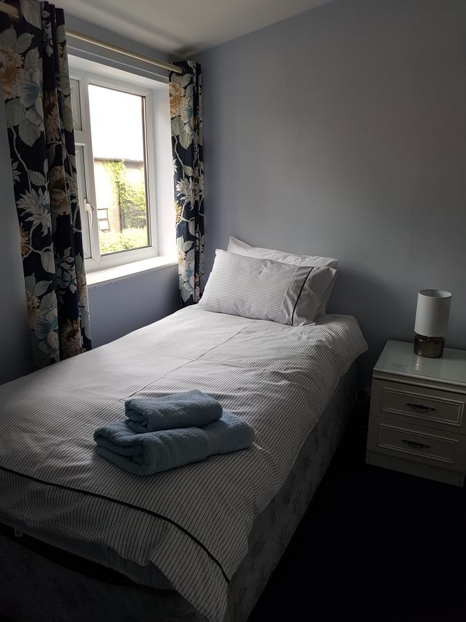 Chambre Simple avec Toilettes et Douche Communes