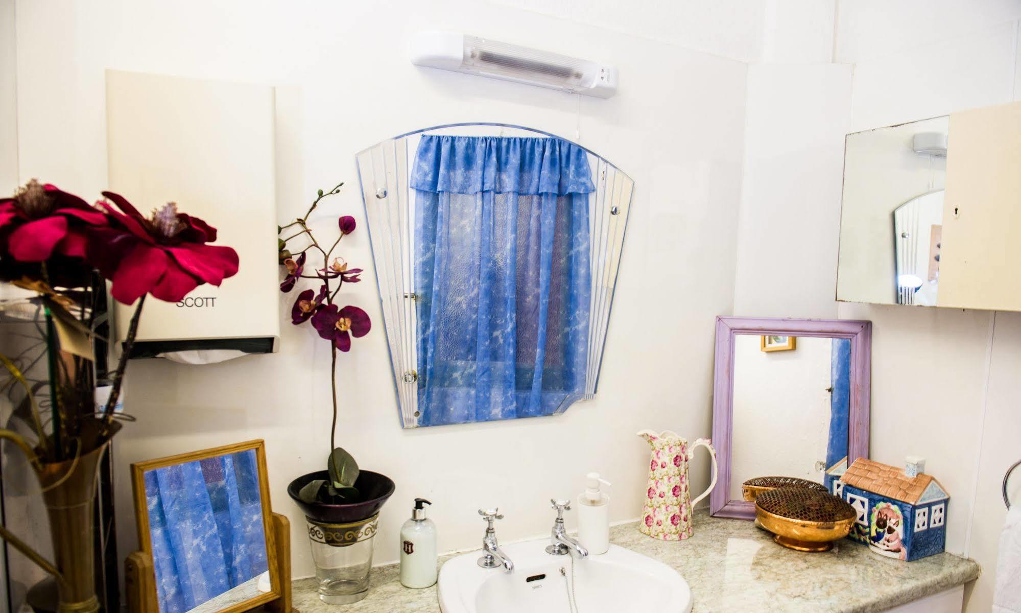 Habitación Triple con baño compartido (3 adultos)
