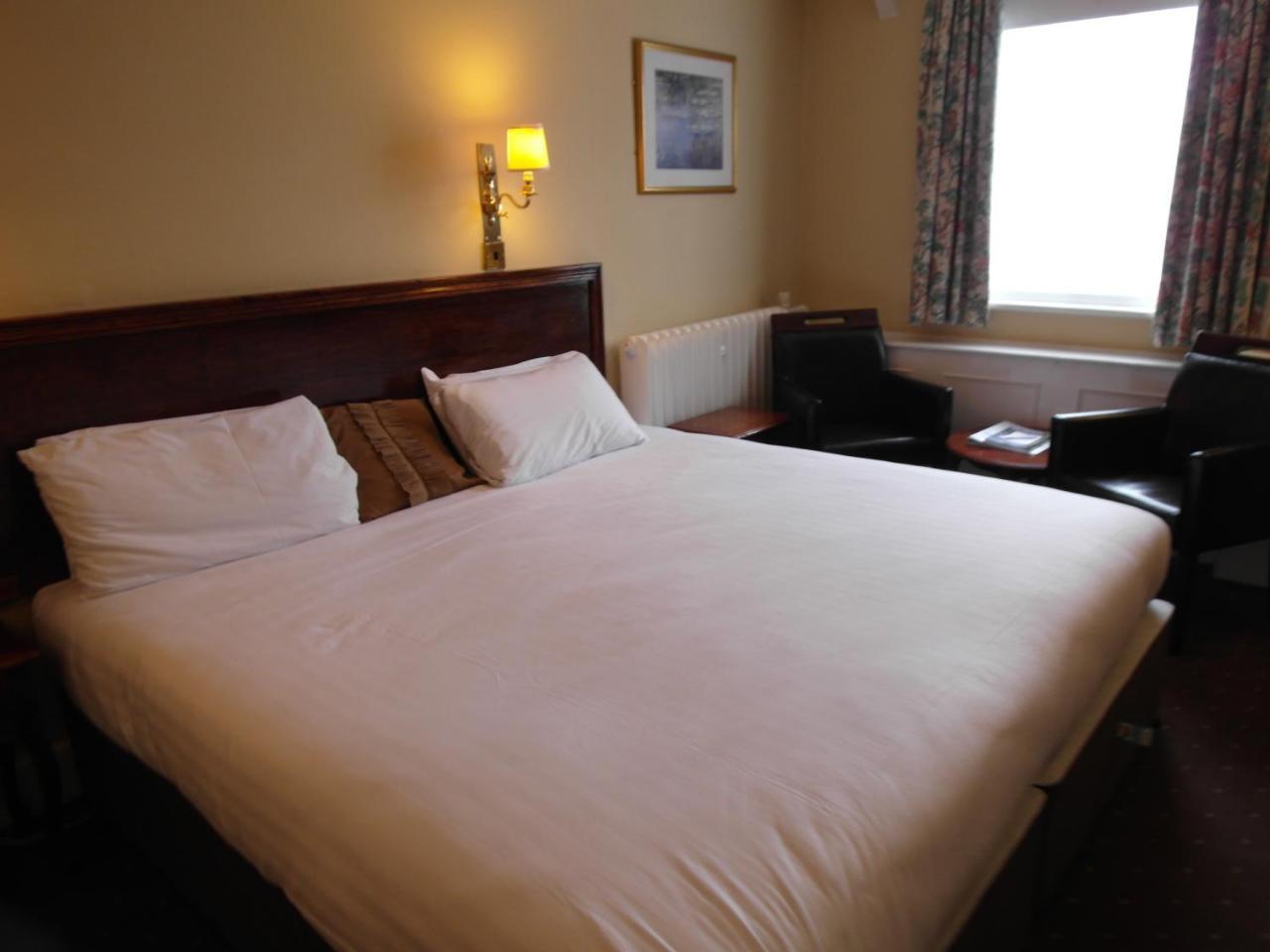 Family Room with One Double Bed and Two Single Beds - Non-Smoking