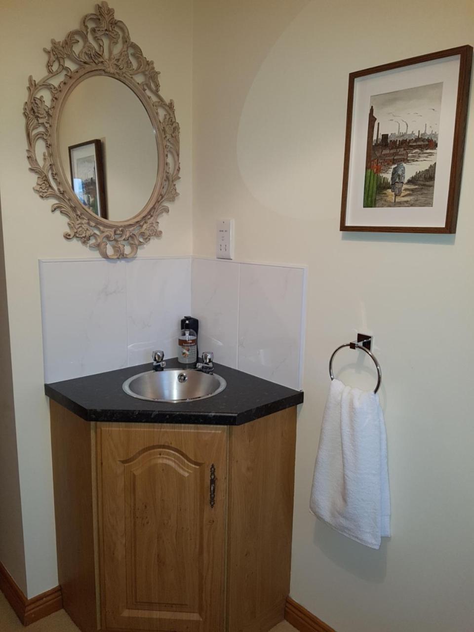 Small Single Room,736106908:JPEG