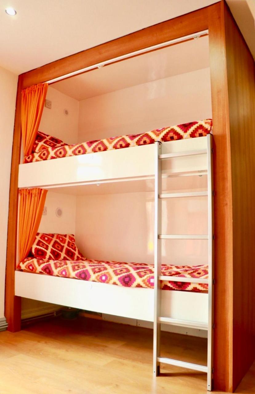 Cama em Dormitório Misto com 6 Camas