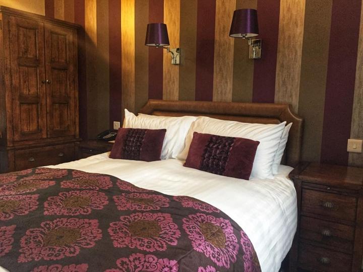 Gemütliches Zimmer mit Kingsize-Bett