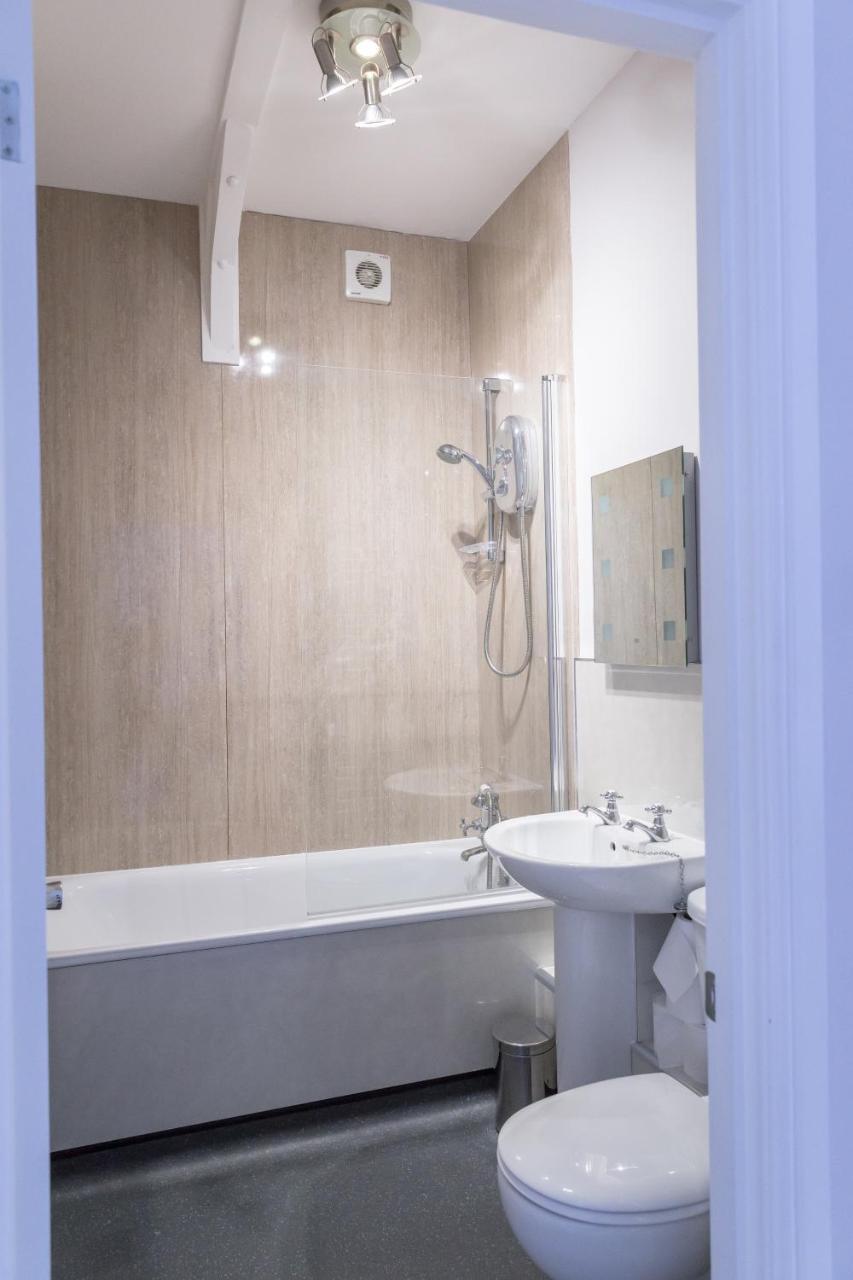 Suite,744593407:JPEG